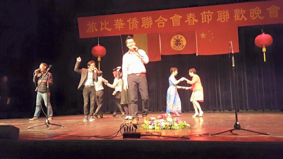 Optreden tijdens viering van het Chinees Lentefeest in 2019: enkele mensen staan op het podium te zingen en dansen.