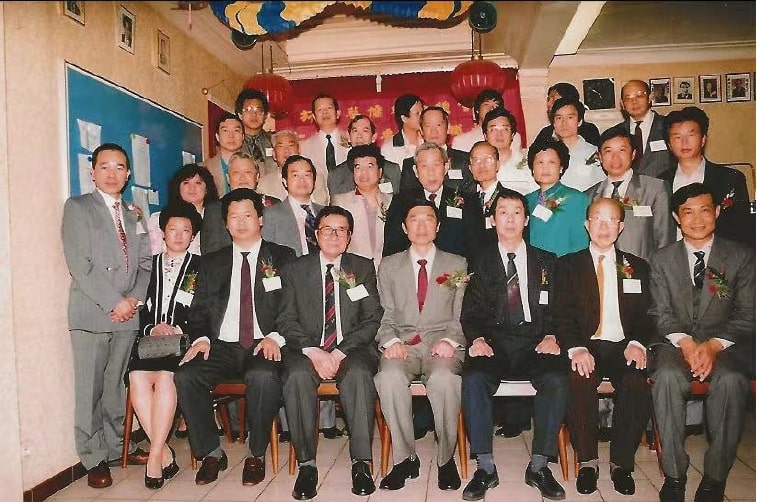 Oude foto van een twintigtal leden van de vereniging